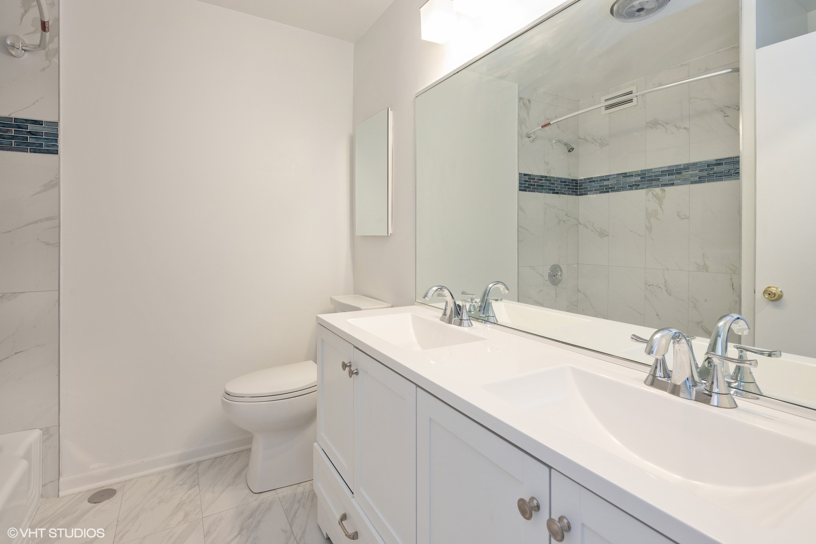 5701 North Sheridan Road, Unit 20J Chicago, IL 60660 - Photo 21 of 25 a bathroom with a sink toilet and vanity