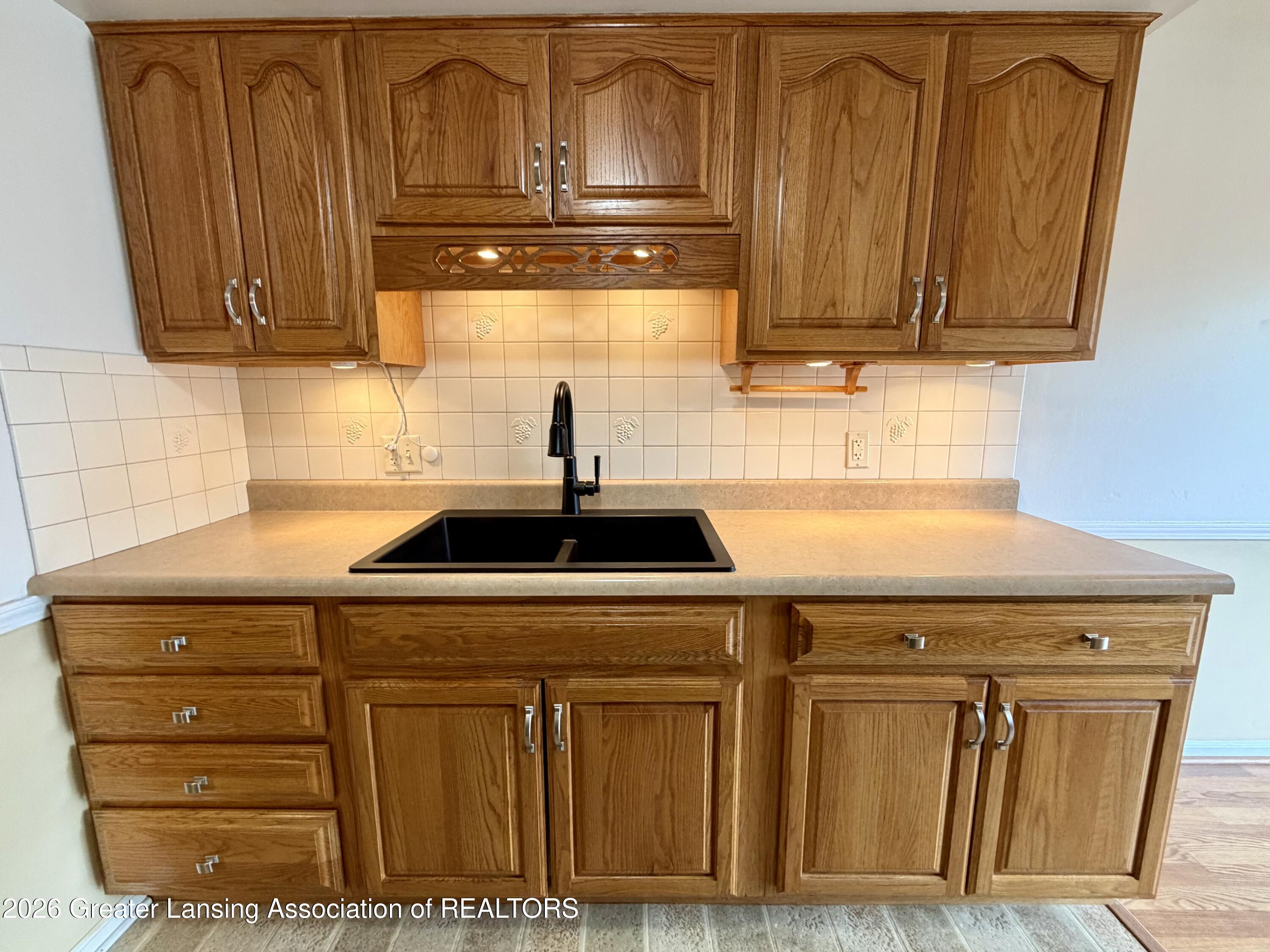 830 Armstrong Road, Unit 17 Lansing, MI 48911 - Photo 11 of 46 IMG_3296