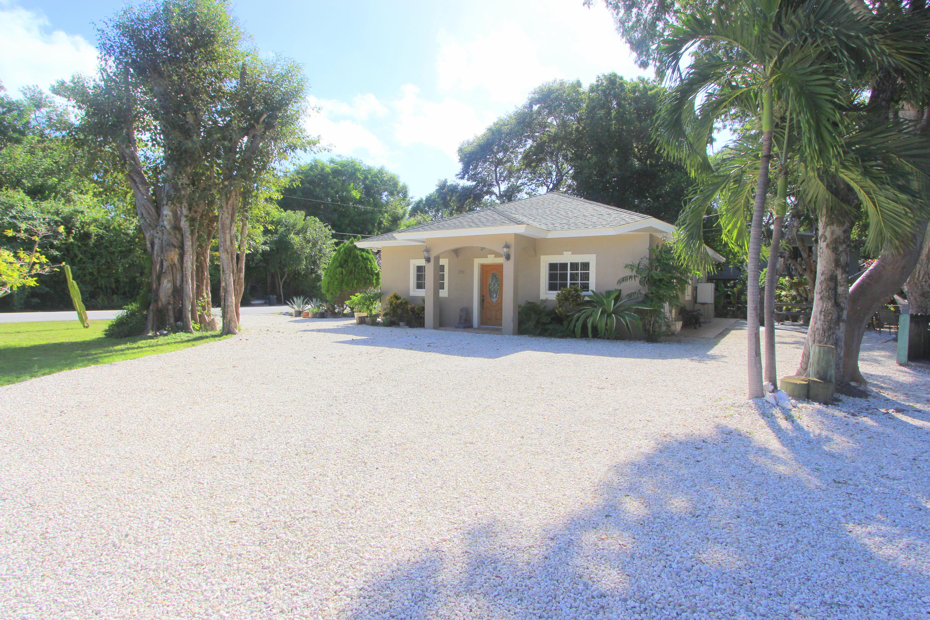 715 Barcelona Road Key Largo, FL 33037 - Photo 1 of 26 Front 1