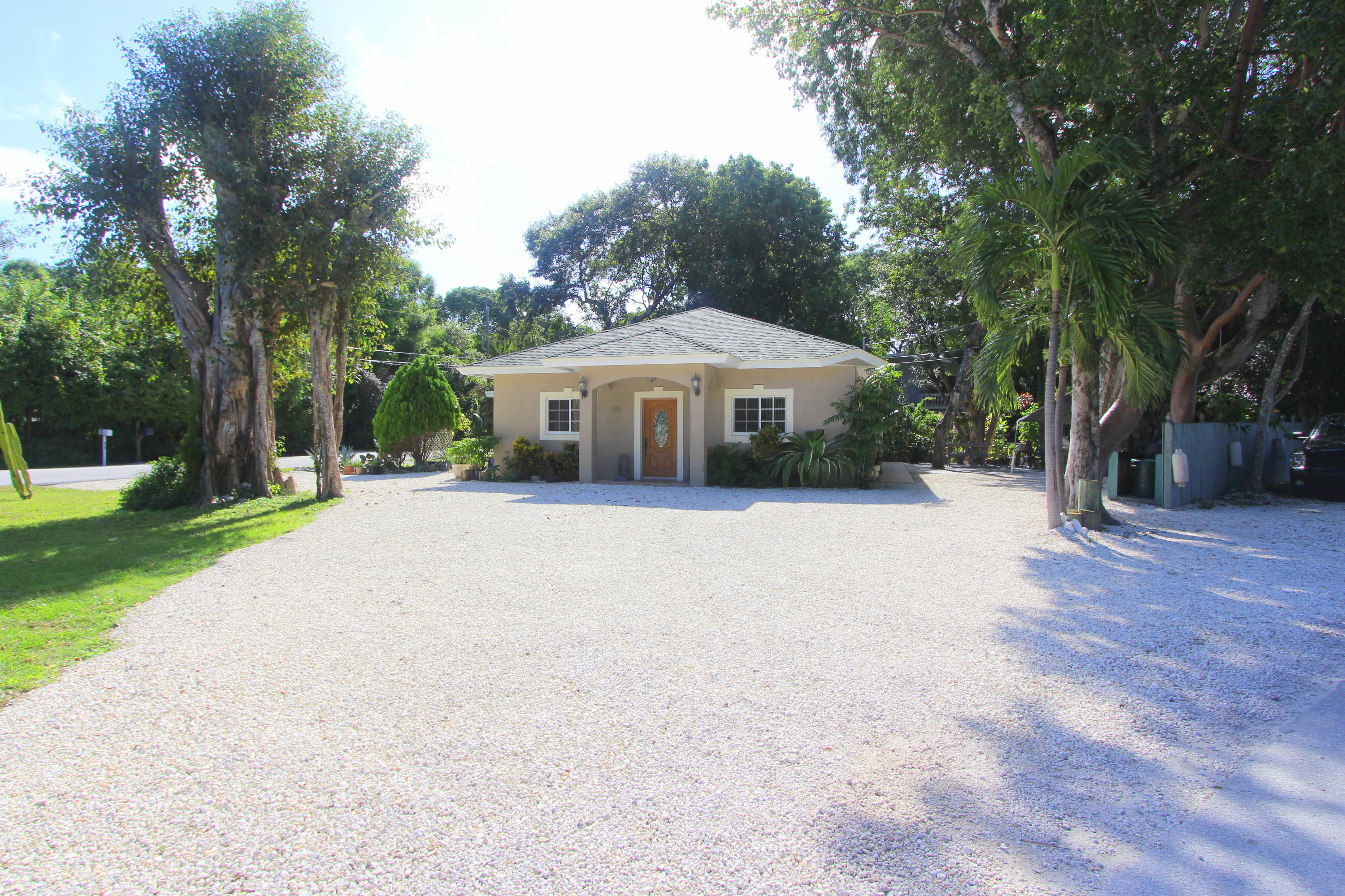 715 Barcelona Road Key Largo, FL 33037 - Photo 6 of 26 Front 2
