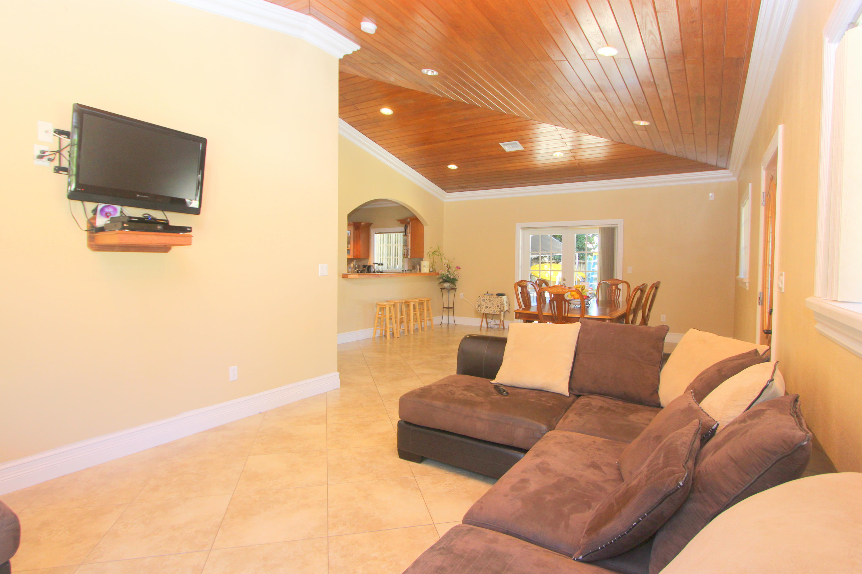 715 Barcelona Road Key Largo, FL 33037 - Photo 8 of 26 Living Area 2