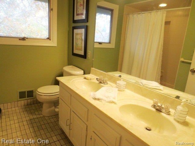 5070 Patrick Road West Bloomfield, MI 48322 - Photo 25 of 33 MAIN BATH 2 SINKS