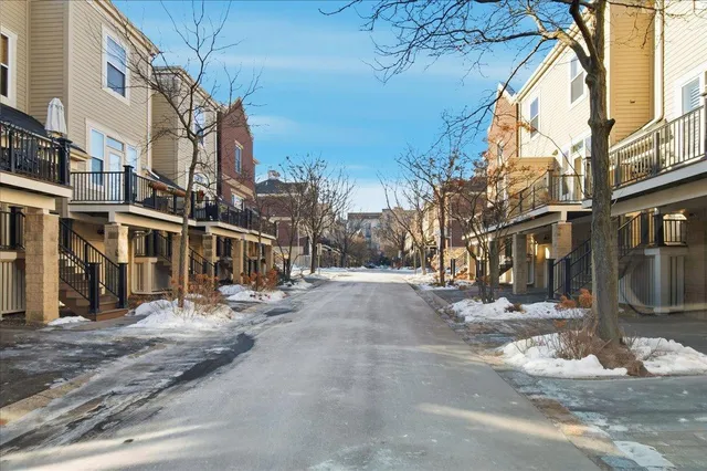 $3,995 | 325 West River Parkway, Unit 104, Minneapolis, MN 55401