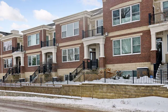 $3,995 | 325 West River Parkway, Unit 104, Minneapolis, MN 55401