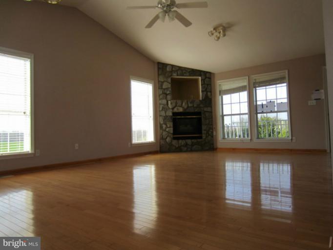 7065 Leeds Manor Road Marshall, VA 20115 - Photo 8 of 14 Living Room