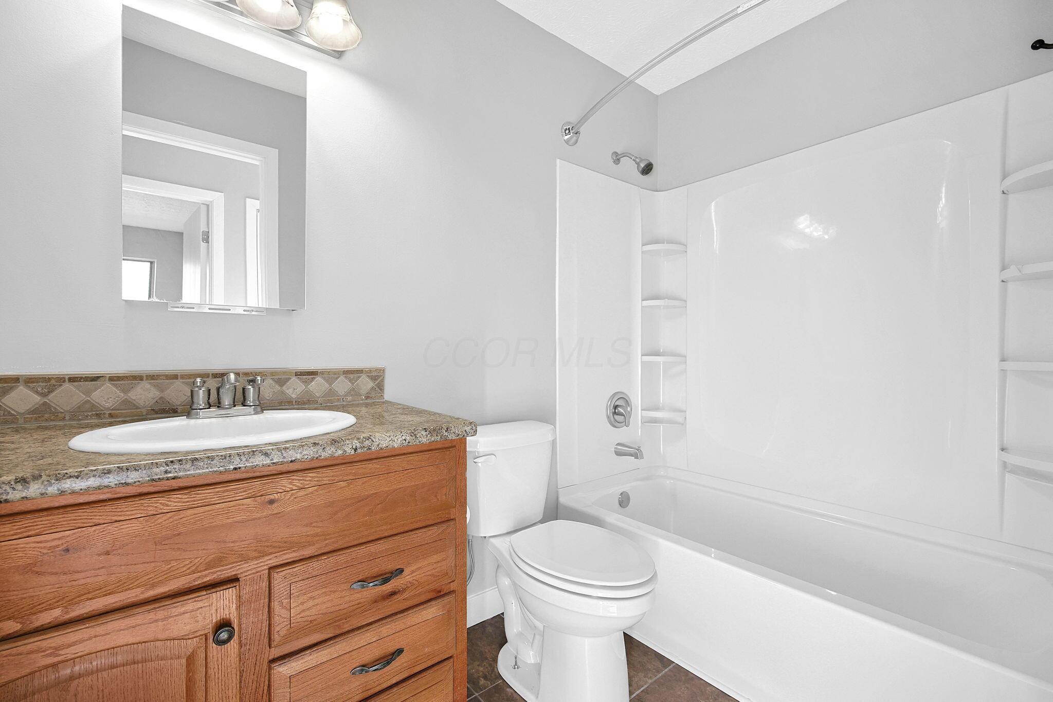 1187 Rendezvous Lane Columbus, OH 43207 - Photo 24 of 43 2nd Floor Full Bath