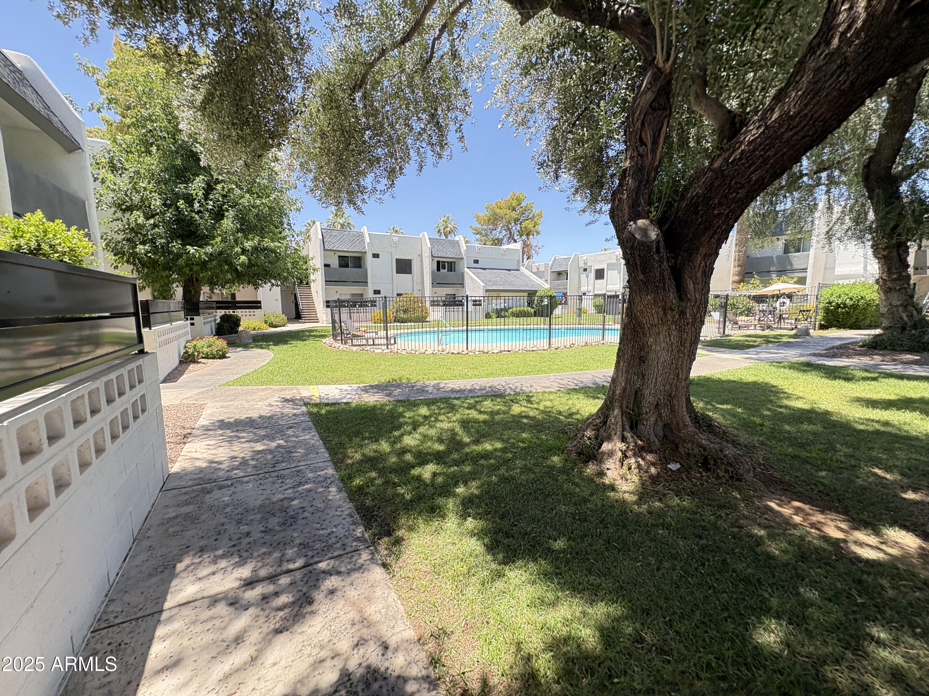 302 East Monte Vista Road, Unit D1 Phoenix, AZ 85004 - Photo 5 of 8 IMG_8112