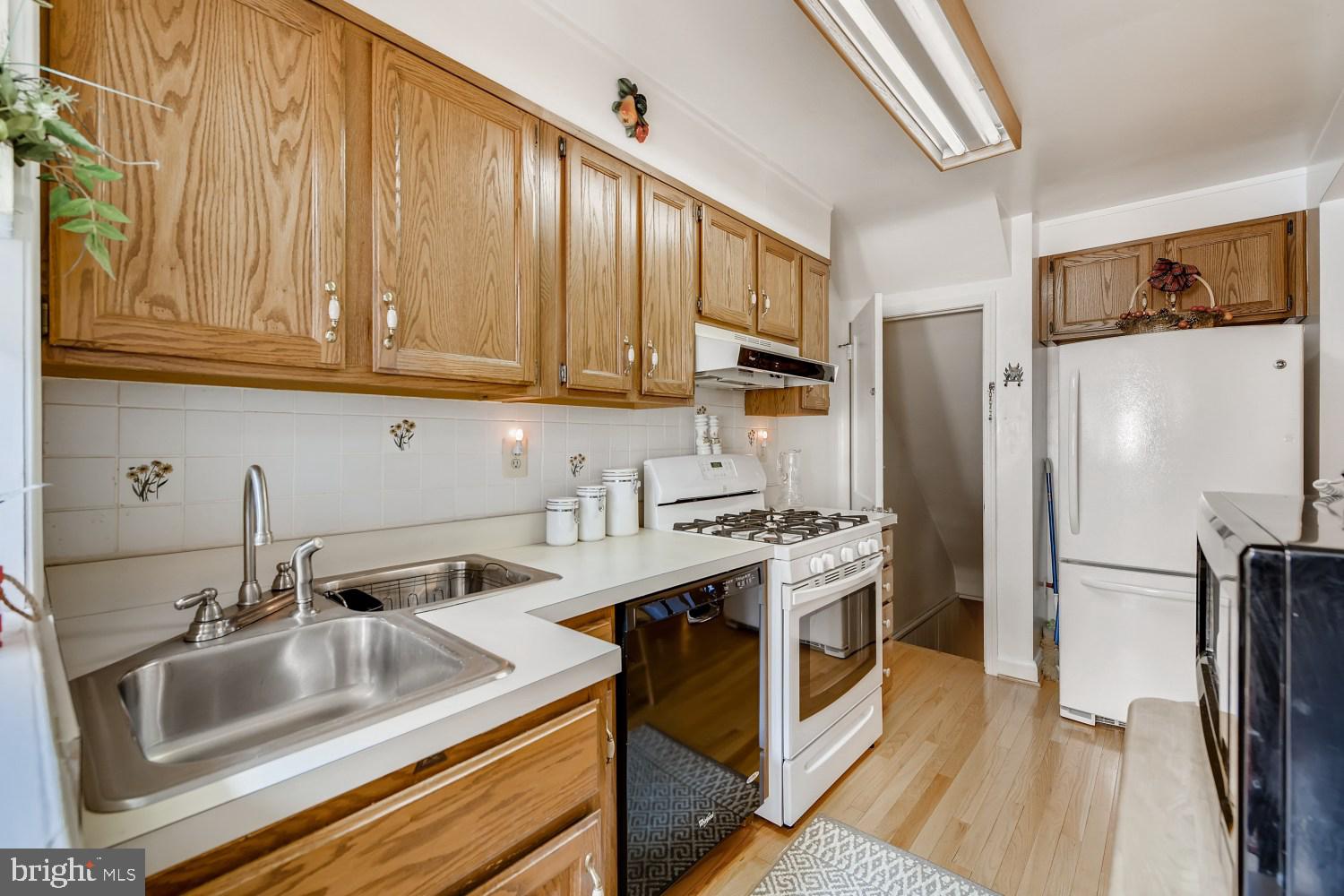 2238 Firethorn Road Baltimore, MD 21220 - Photo 6 of 32 Plenty of cabinetry and counter work space