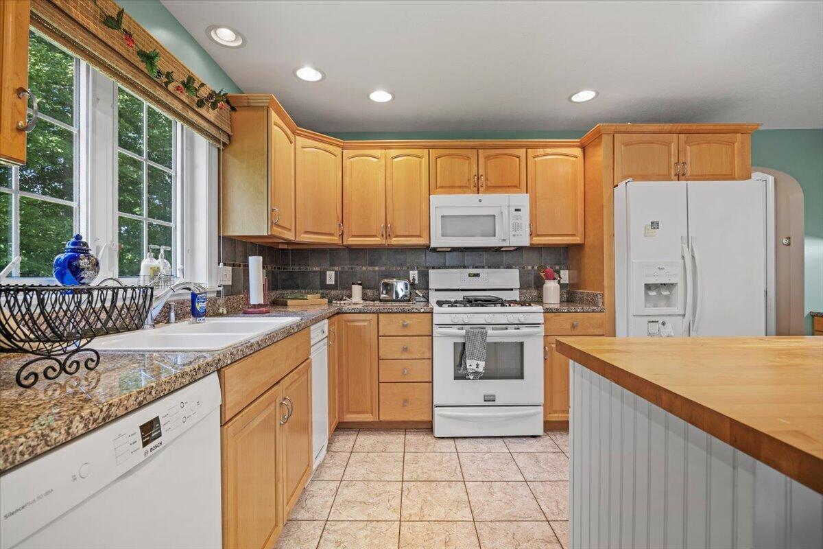 495 South Street Biddeford, ME 04005 - Photo 10 of 54 Kitchen