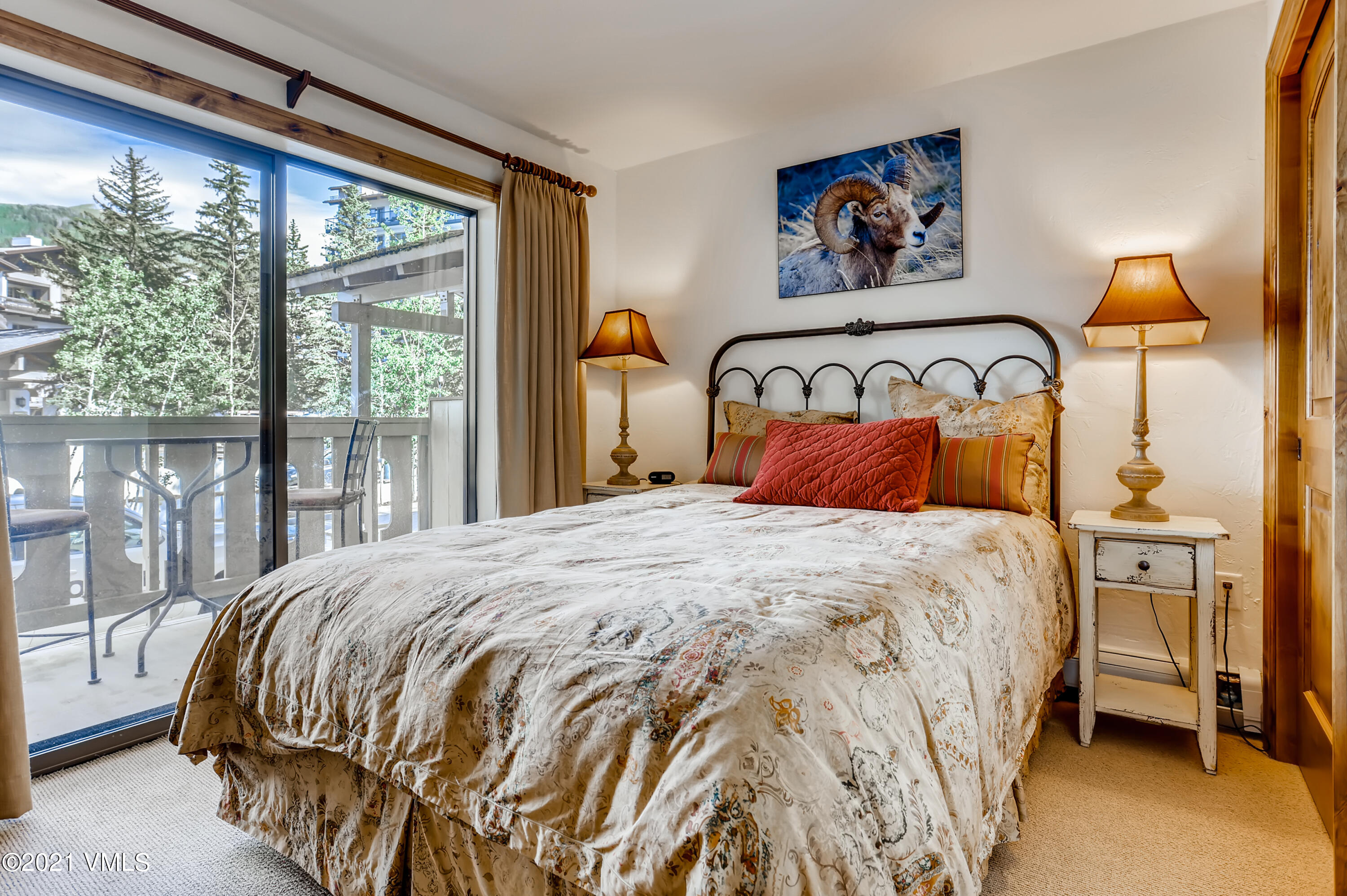 133 Willow Bridge Road, Unit 625 Vail, CO 81657 - Photo 17 of 26 a bedroom with a large bed and a large window