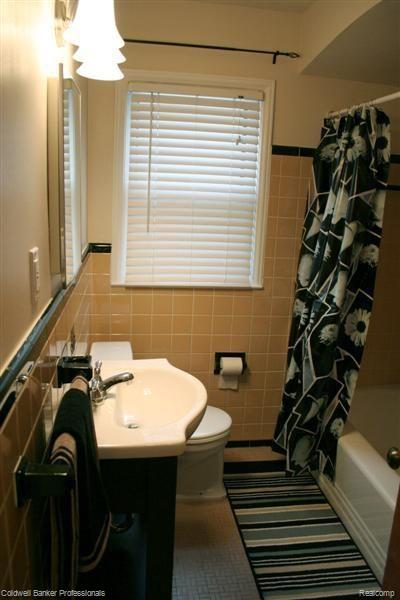 827 Harvard Road Berkley, MI 48072 - Photo 11 of 16 BathroomVERT