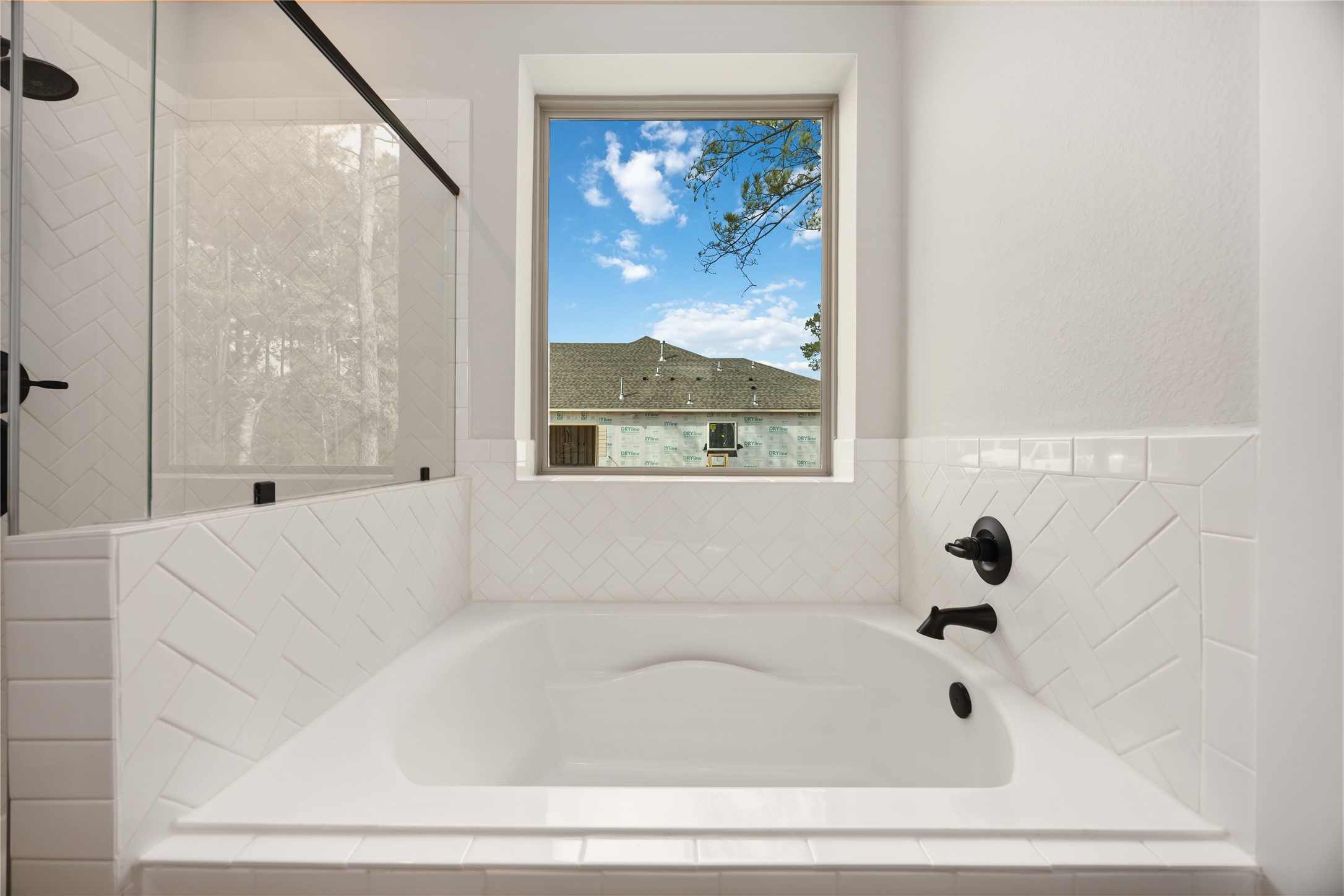 13511 Caldwell Street Conroe, TX 77303 - Photo 18 of 29 a bathroom with a tub