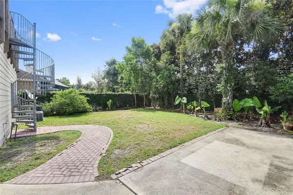 a view of a backyard