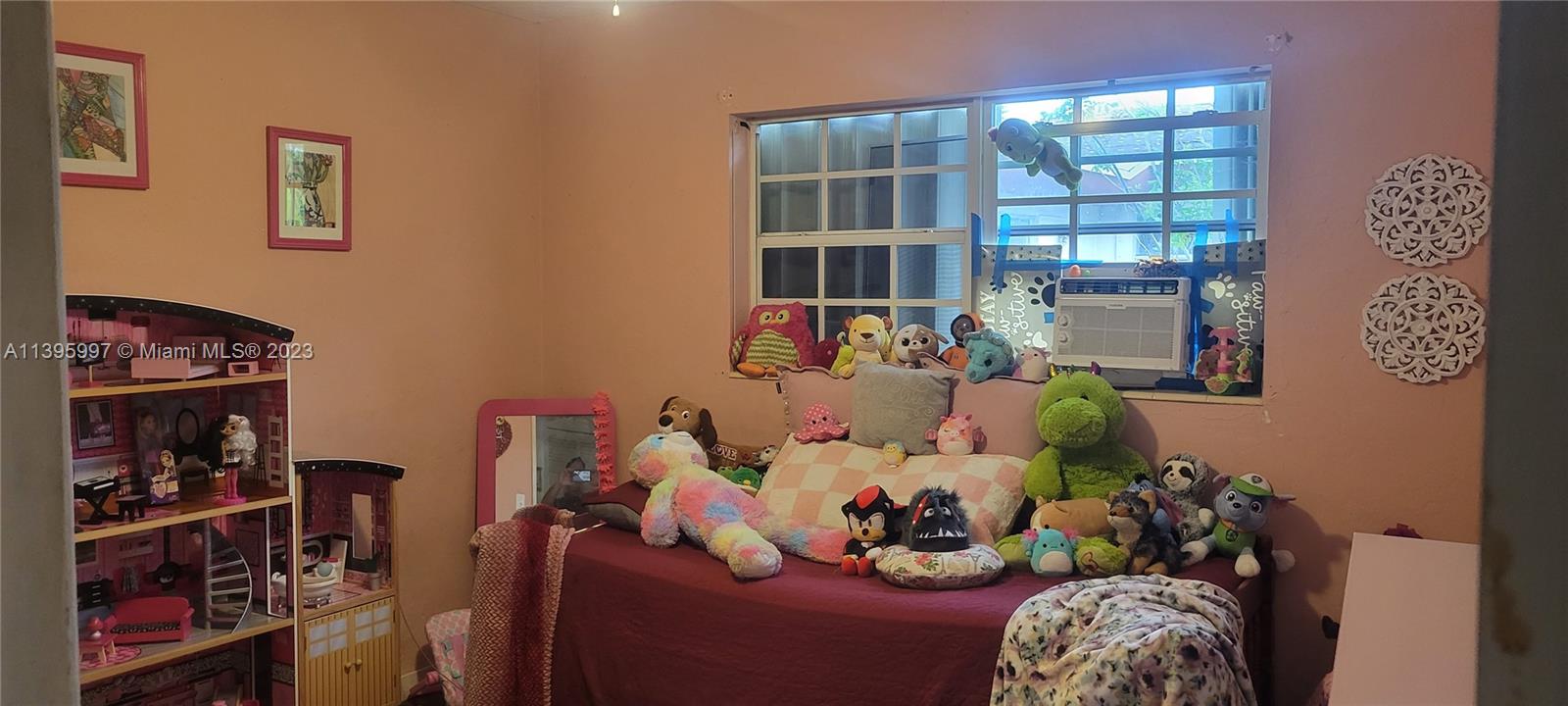 Sunray West North Miami Beach, FL 33162 - Photo 4 of 6 a bed room with a bed and a window