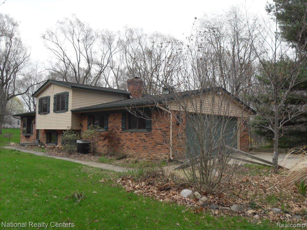 1544 Avon Circle West Rochester, MI 48309 - Photo 2 of 25 SDC12000