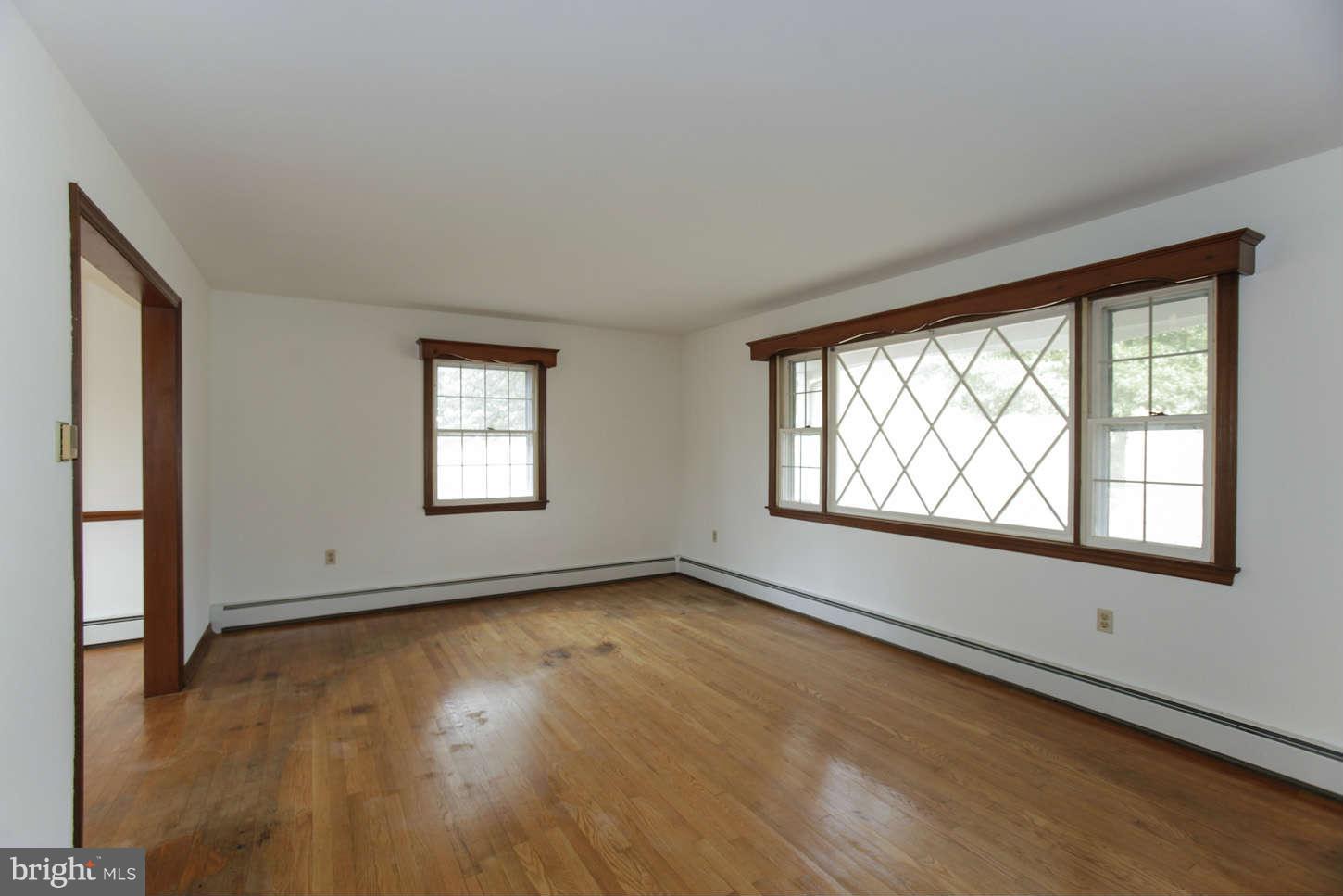 5257 Wentz Road Manchester, MD 21102 - Photo 5 of 23 Living Room