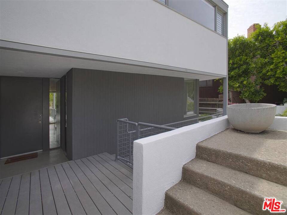 577 North Greencraig Road Los Angeles, CA 90049 - Photo 2 of 26 Gallery Image 2