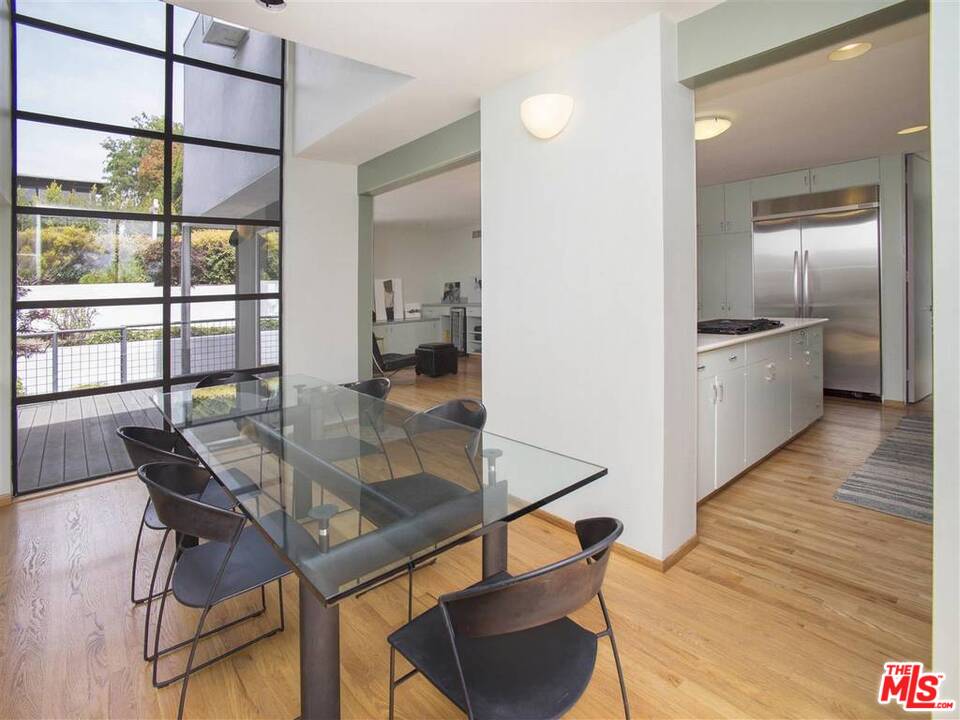 577 North Greencraig Road Los Angeles, CA 90049 - Photo 11 of 26 Gallery Image 11
