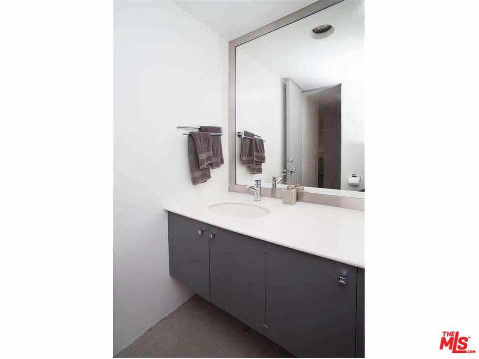 577 North Greencraig Road Los Angeles, CA 90049 - Photo 12 of 26 Gallery Image 12