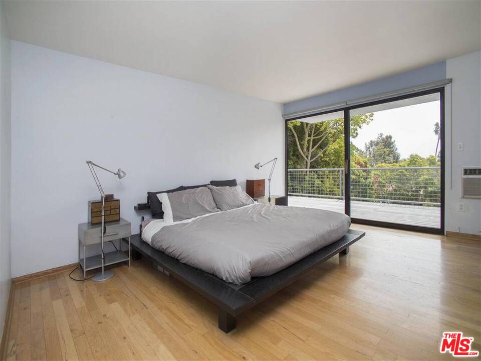 577 North Greencraig Road Los Angeles, CA 90049 - Photo 13 of 26 Gallery Image 13