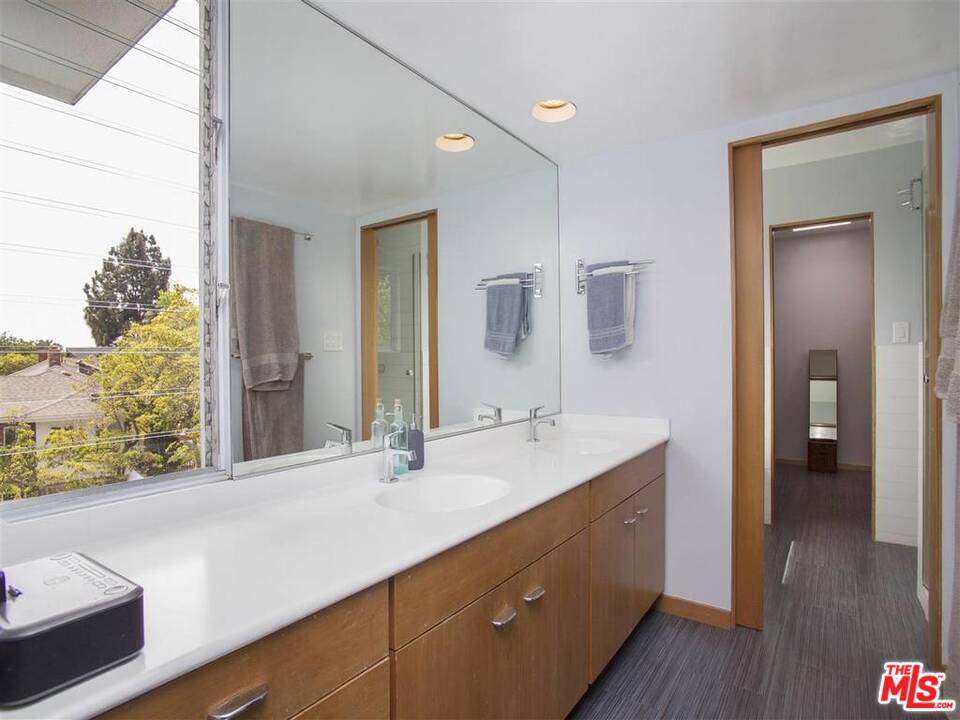 577 North Greencraig Road Los Angeles, CA 90049 - Photo 14 of 26 Gallery Image 14