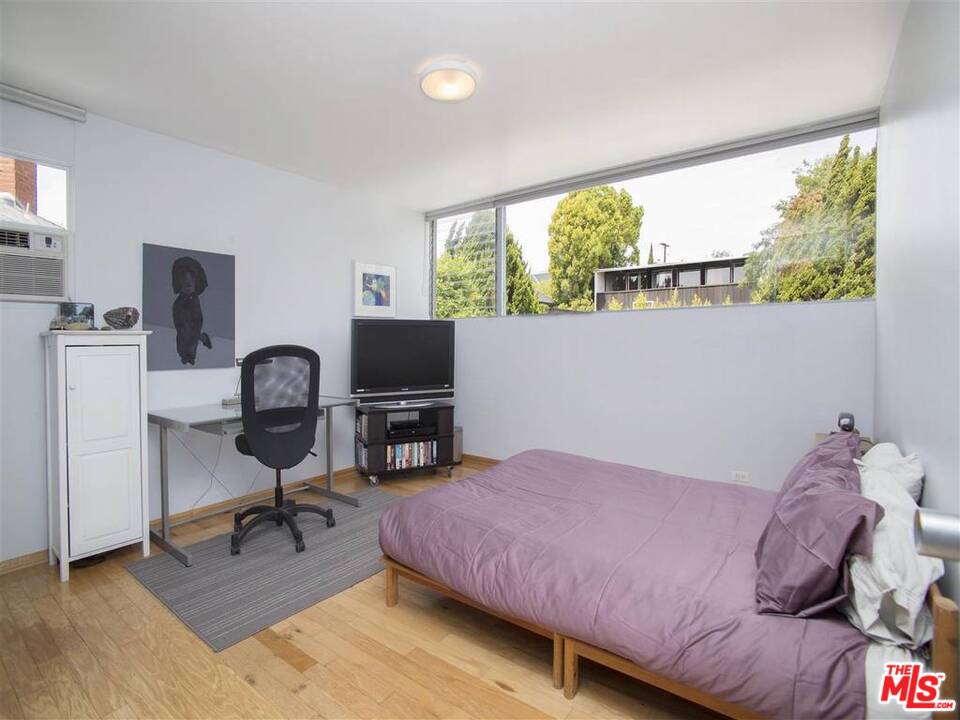 577 North Greencraig Road Los Angeles, CA 90049 - Photo 15 of 26 Gallery Image 15