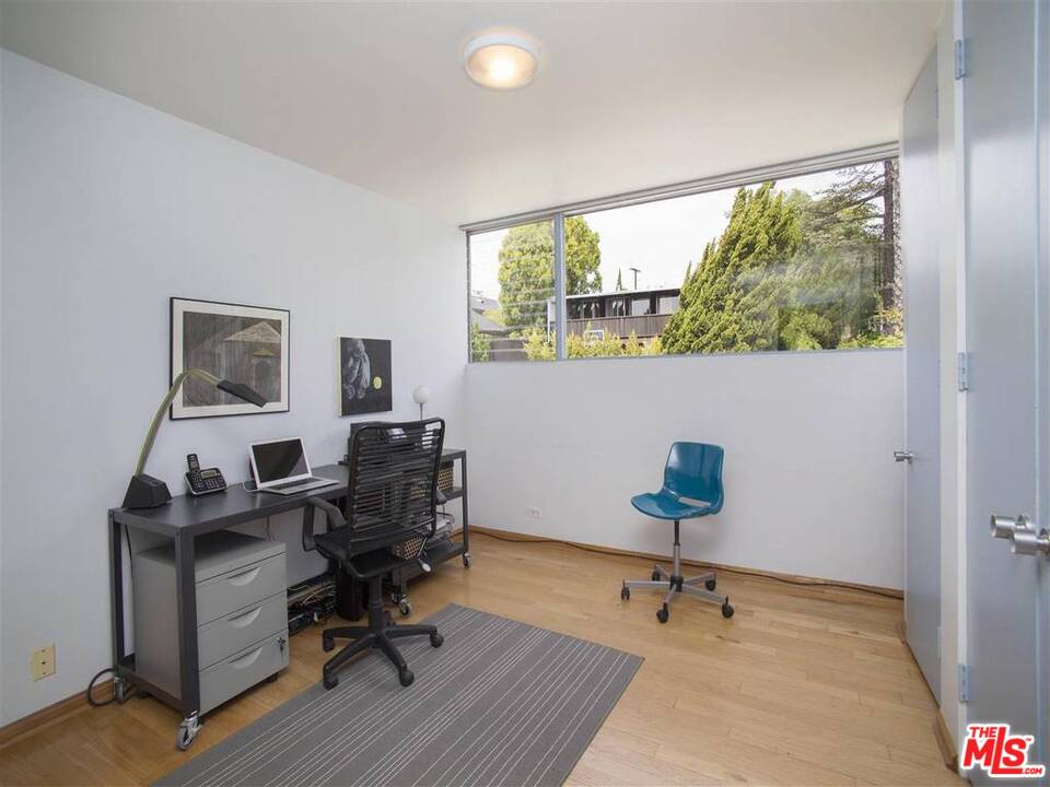 577 North Greencraig Road Los Angeles, CA 90049 - Photo 17 of 26 Gallery Image 17
