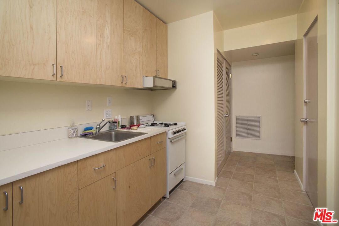 577 North Greencraig Road Los Angeles, CA 90049 - Photo 19 of 26 Gallery Image 19