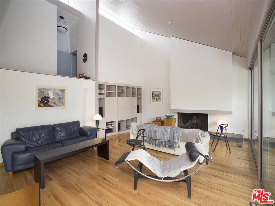 577 North Greencraig Road Los Angeles, CA 90049 - Photo 4 of 26 Gallery Image 4