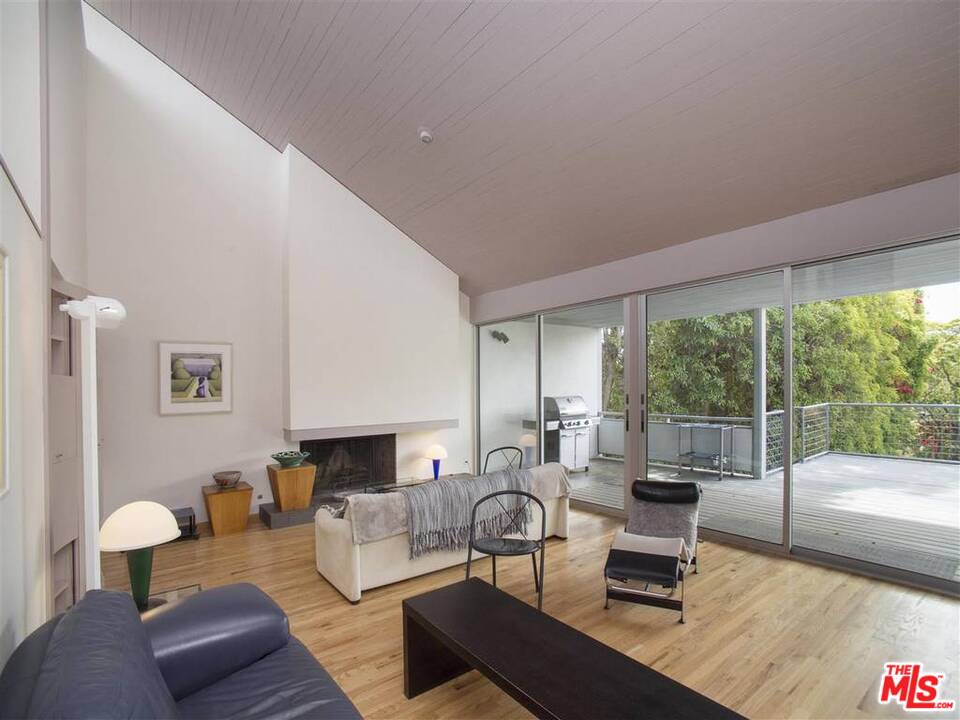 577 North Greencraig Road Los Angeles, CA 90049 - Photo 5 of 26 Gallery Image 5