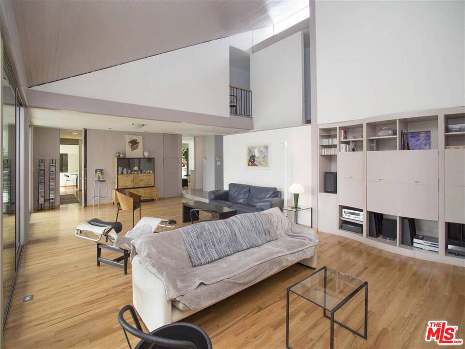 577 North Greencraig Road Los Angeles, CA 90049 - Photo 6 of 26 Gallery Image 6