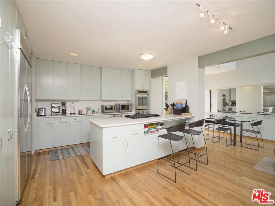 577 North Greencraig Road Los Angeles, CA 90049 - Photo 8 of 26 Gallery Image 8
