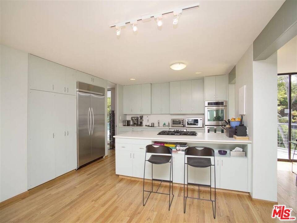 577 North Greencraig Road Los Angeles, CA 90049 - Photo 9 of 26 Gallery Image 9
