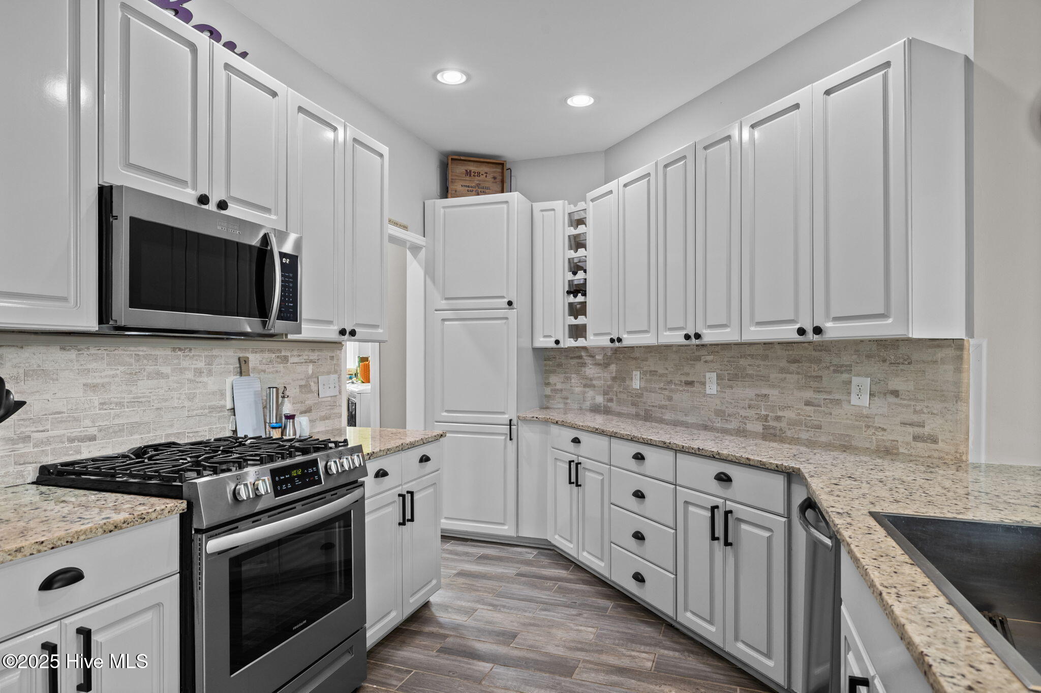 413 Pelican Harbor Road Beaufort, NC 28516 - Photo 16 of 25 Beautiful kitchen