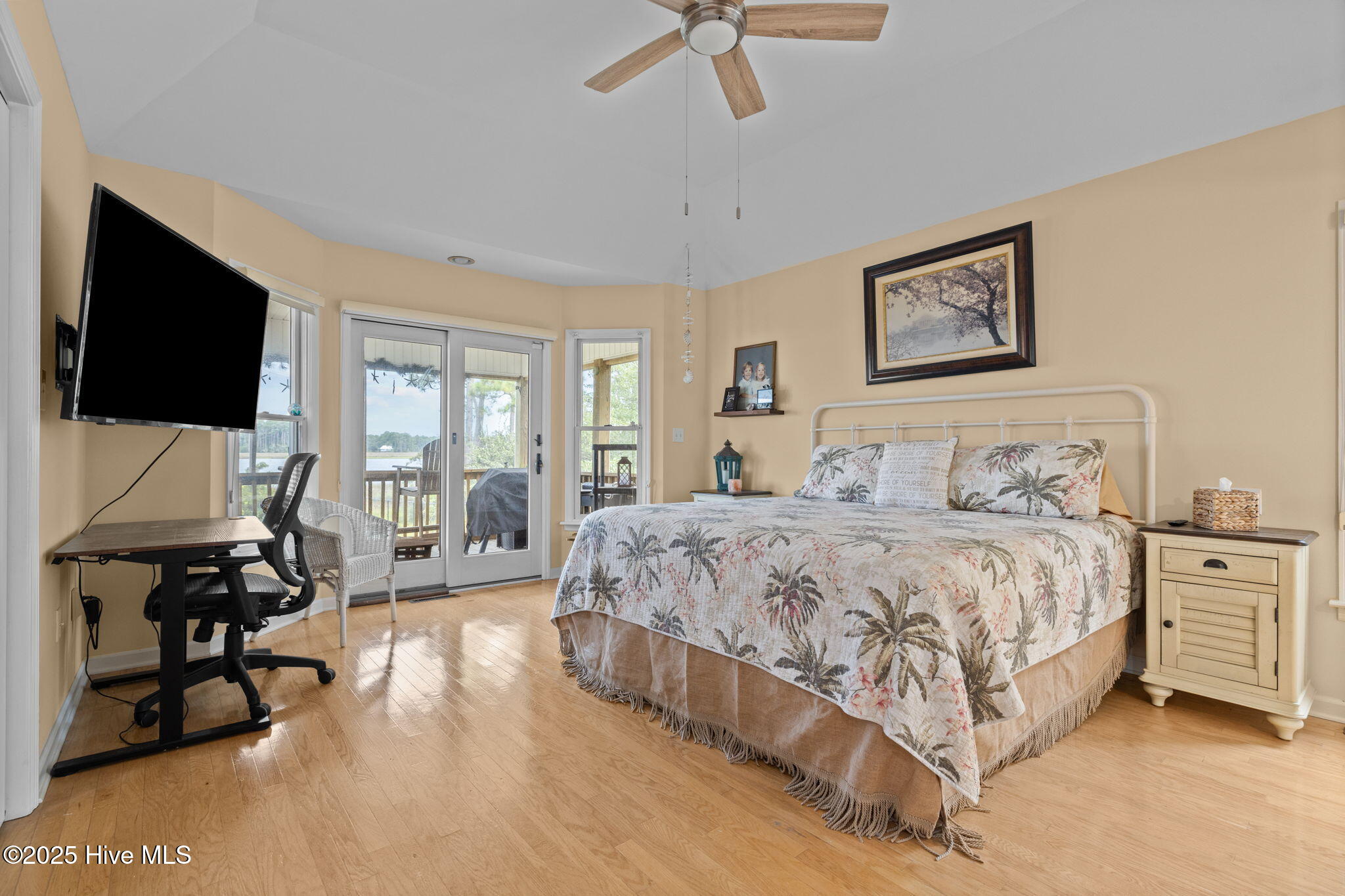 413 Pelican Harbor Road Beaufort, NC 28516 - Photo 21 of 30 Primary Suite