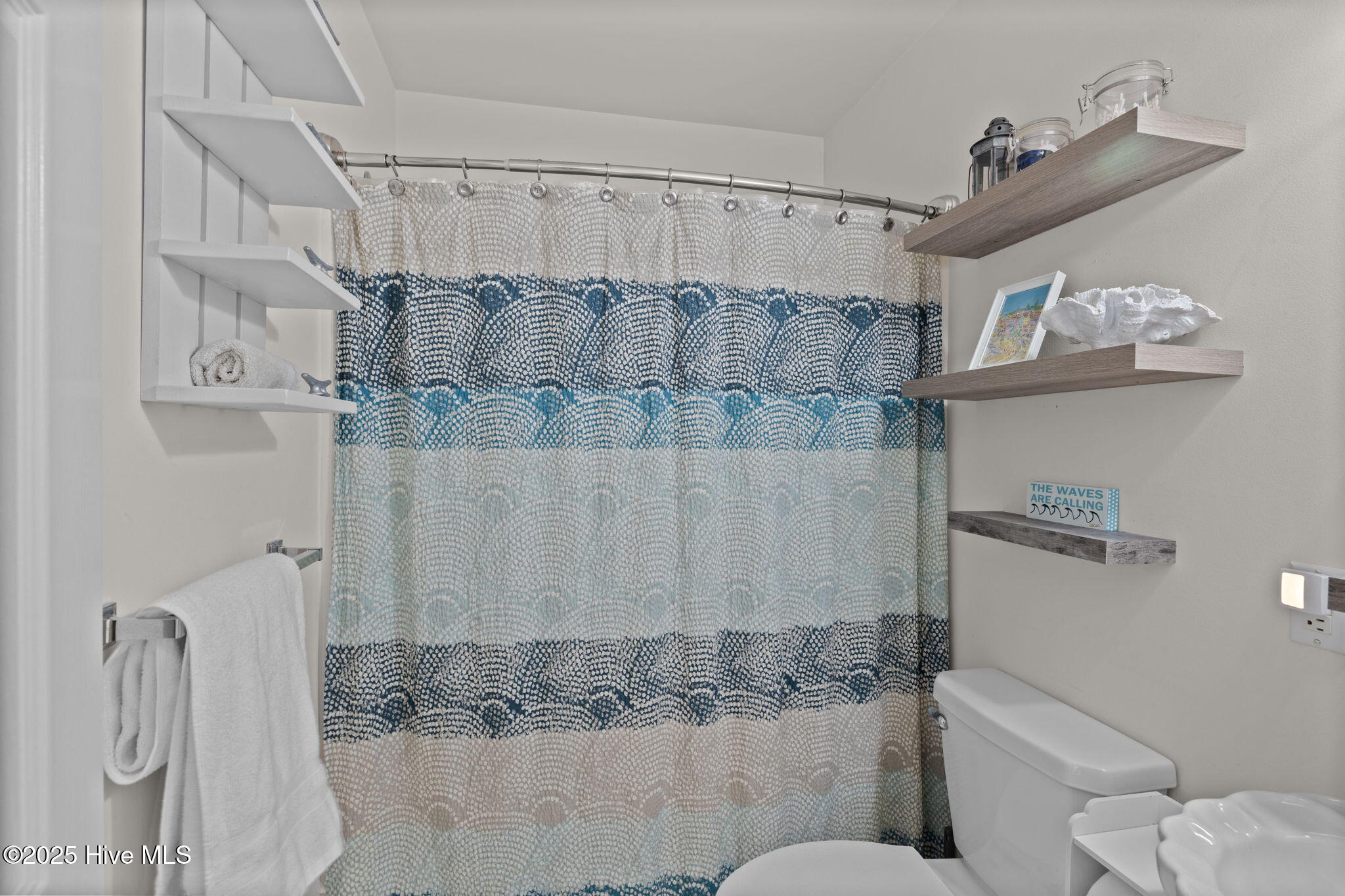 413 Pelican Harbor Road Beaufort, NC 28516 - Photo 23 of 25 Hall Bath