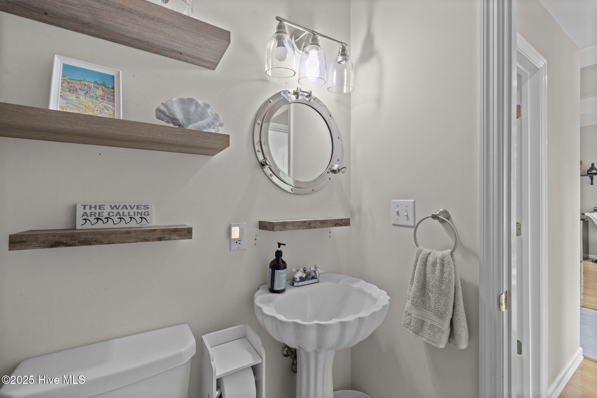 413 Pelican Harbor Road Beaufort, NC 28516 - Photo 23 of 30 Hall Bathroom