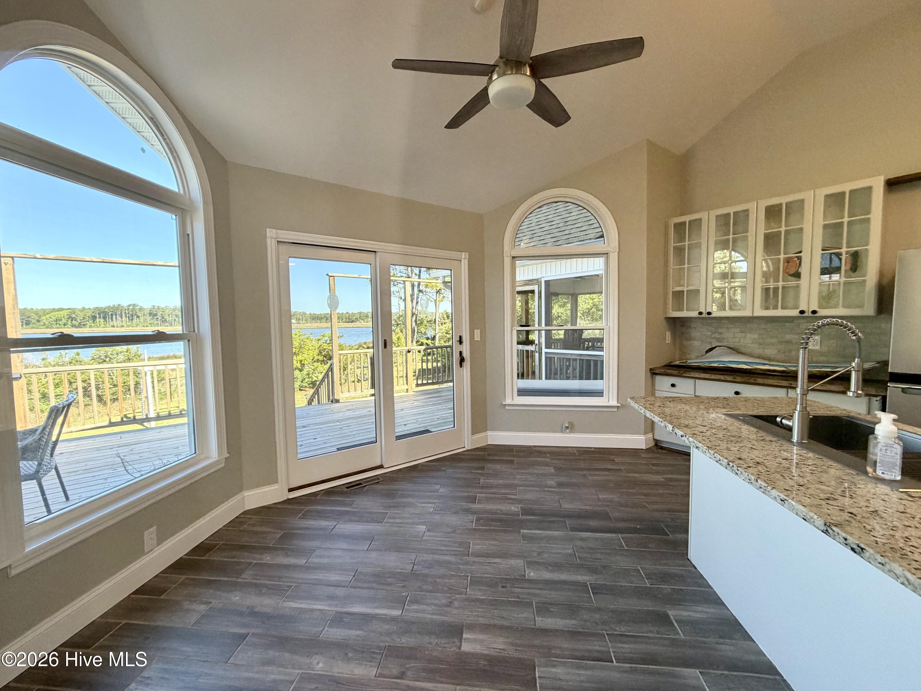 413 Pelican Harbor Road Beaufort, NC 28516 - Photo 28 of 30 Dine in kitchen