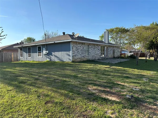 a view of a house with a big yard