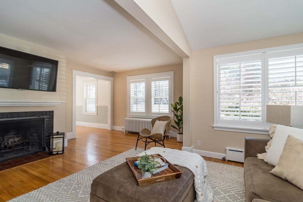 24 Durant Road Wellesley, MA 02482 - Photo 3 of 25