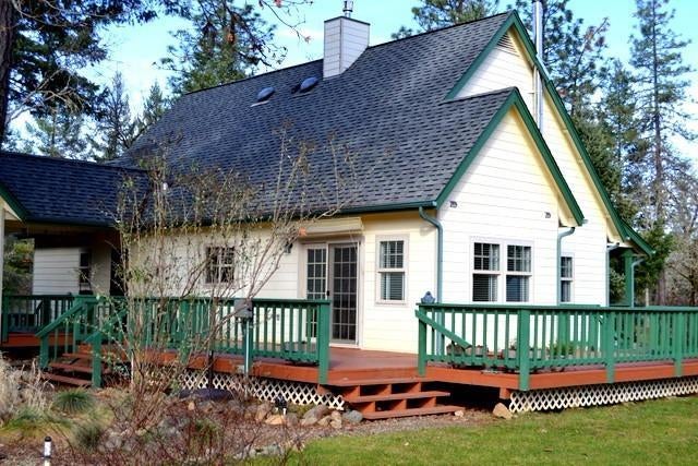 Large deck on three sides. Wonderful Cou