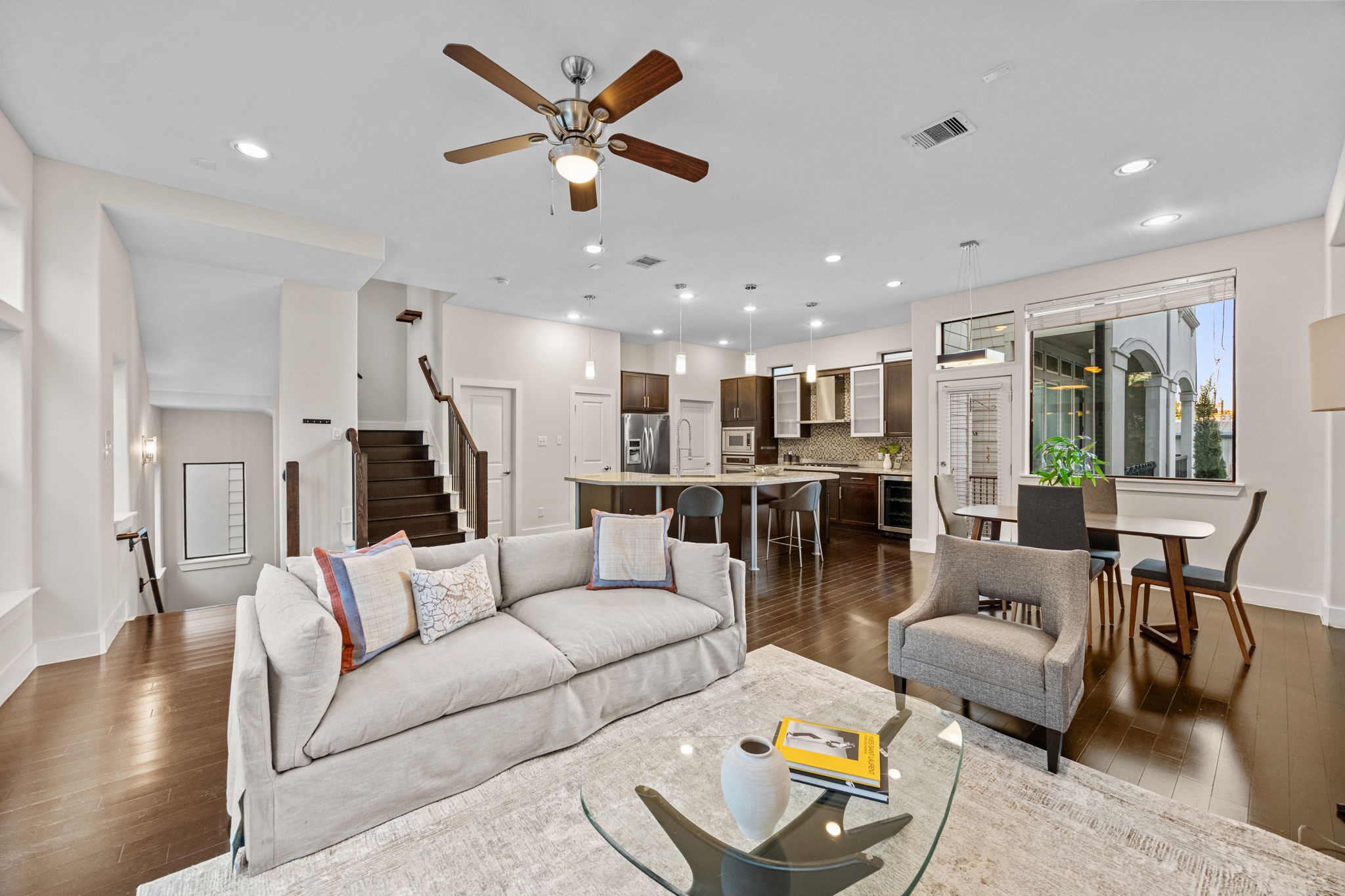 2005 Hickory Street Houston, TX 77007 - Photo 2 of 29 a living room with furniture and kitchen view
