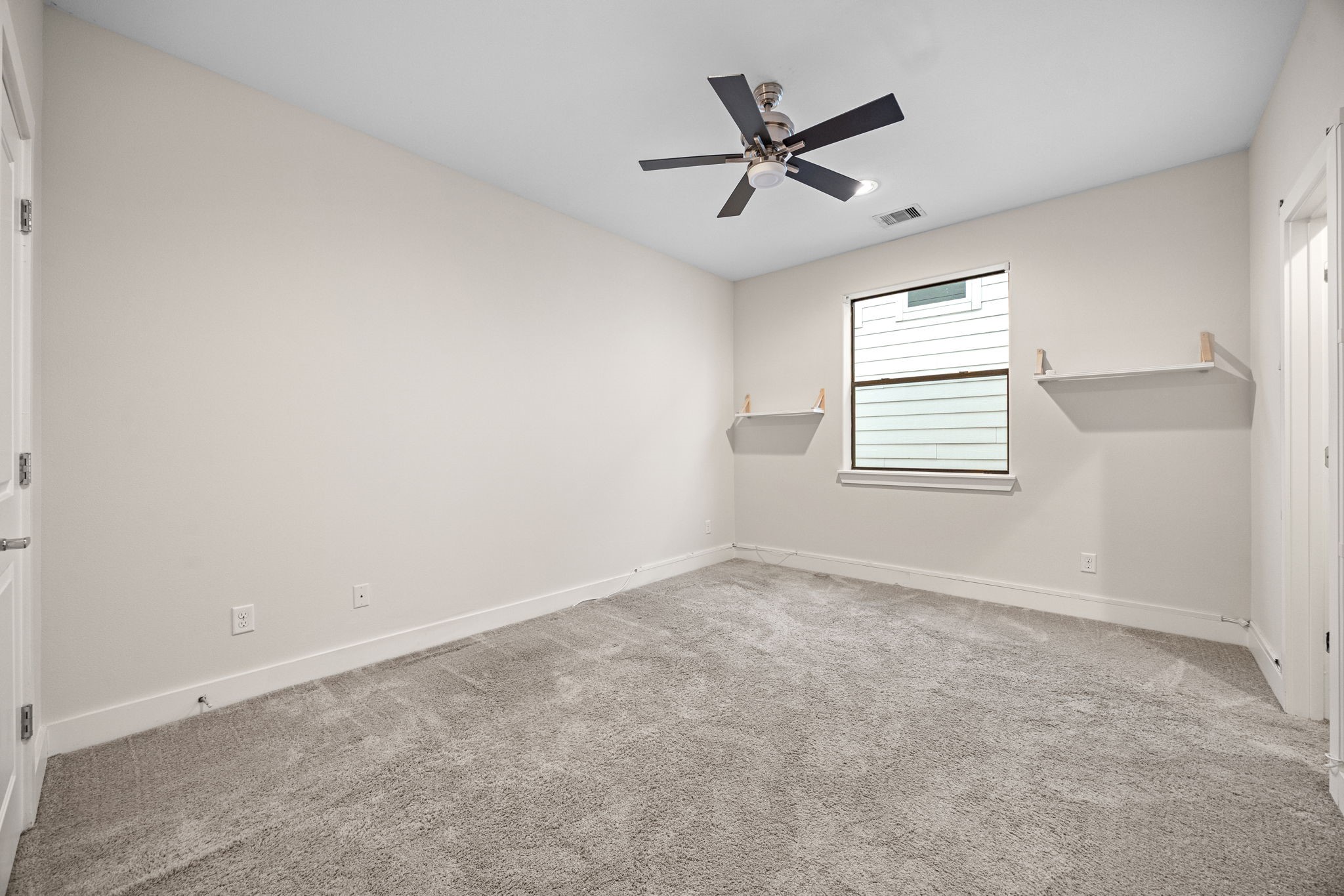 2005 Hickory Street Houston, TX 77007 - Photo 23 of 29 an empty room with windows and fan