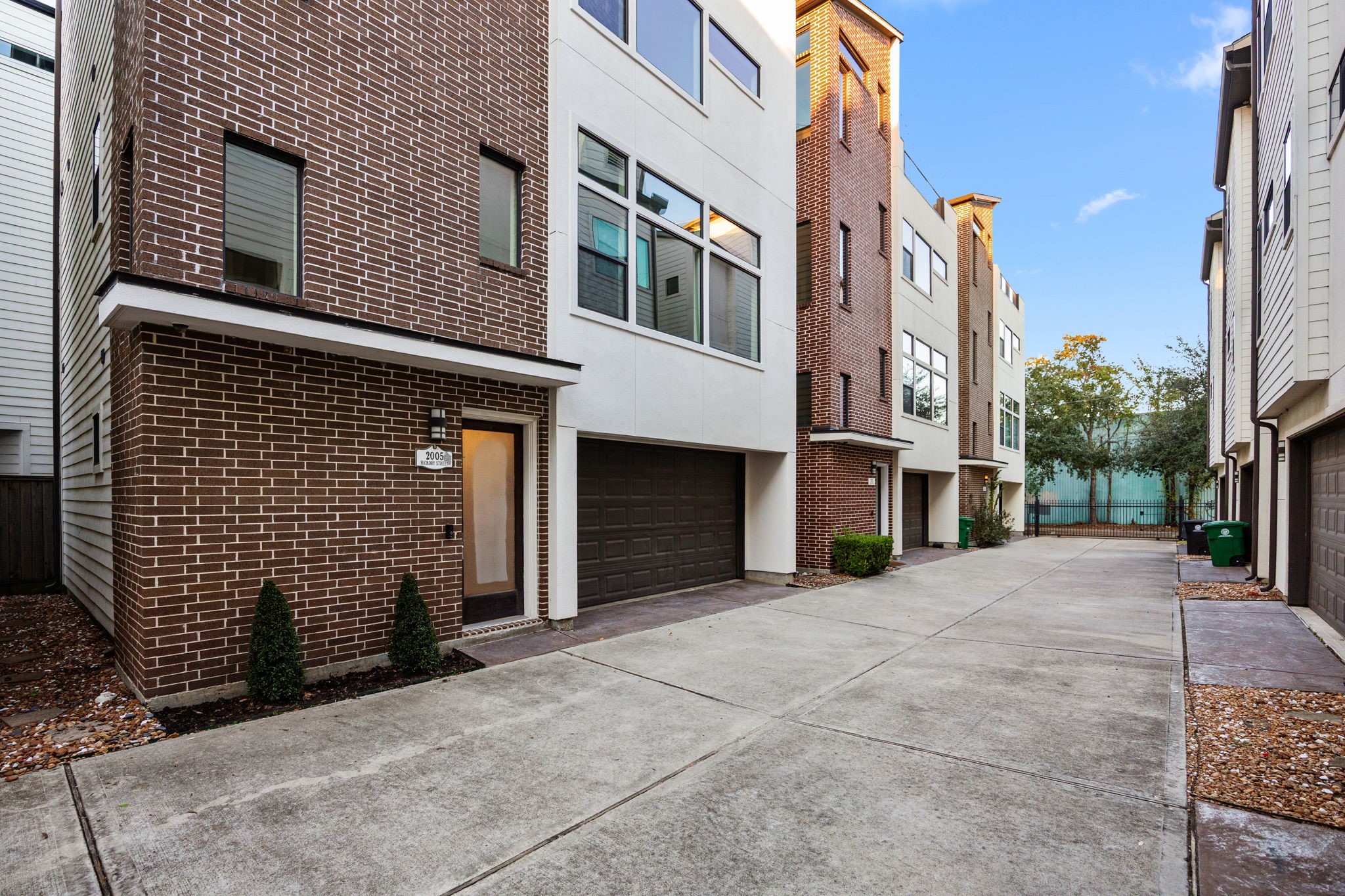 2005 Hickory Street Houston, TX 77007 - Photo 26 of 27 a view of a building with a street