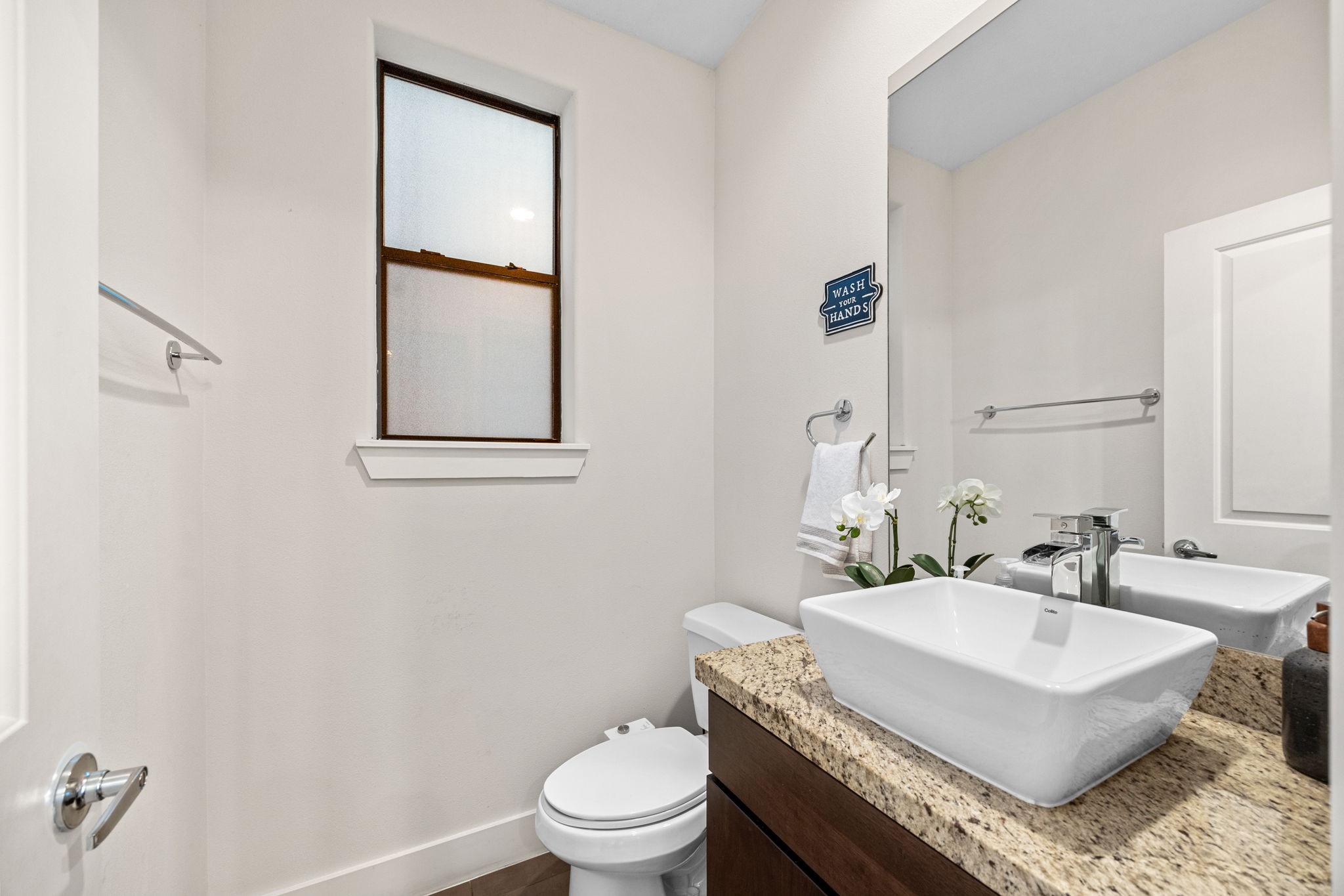 2005 Hickory Street Houston, TX 77007 - Photo 27 of 29 a bathroom with a sink toilet and mirror