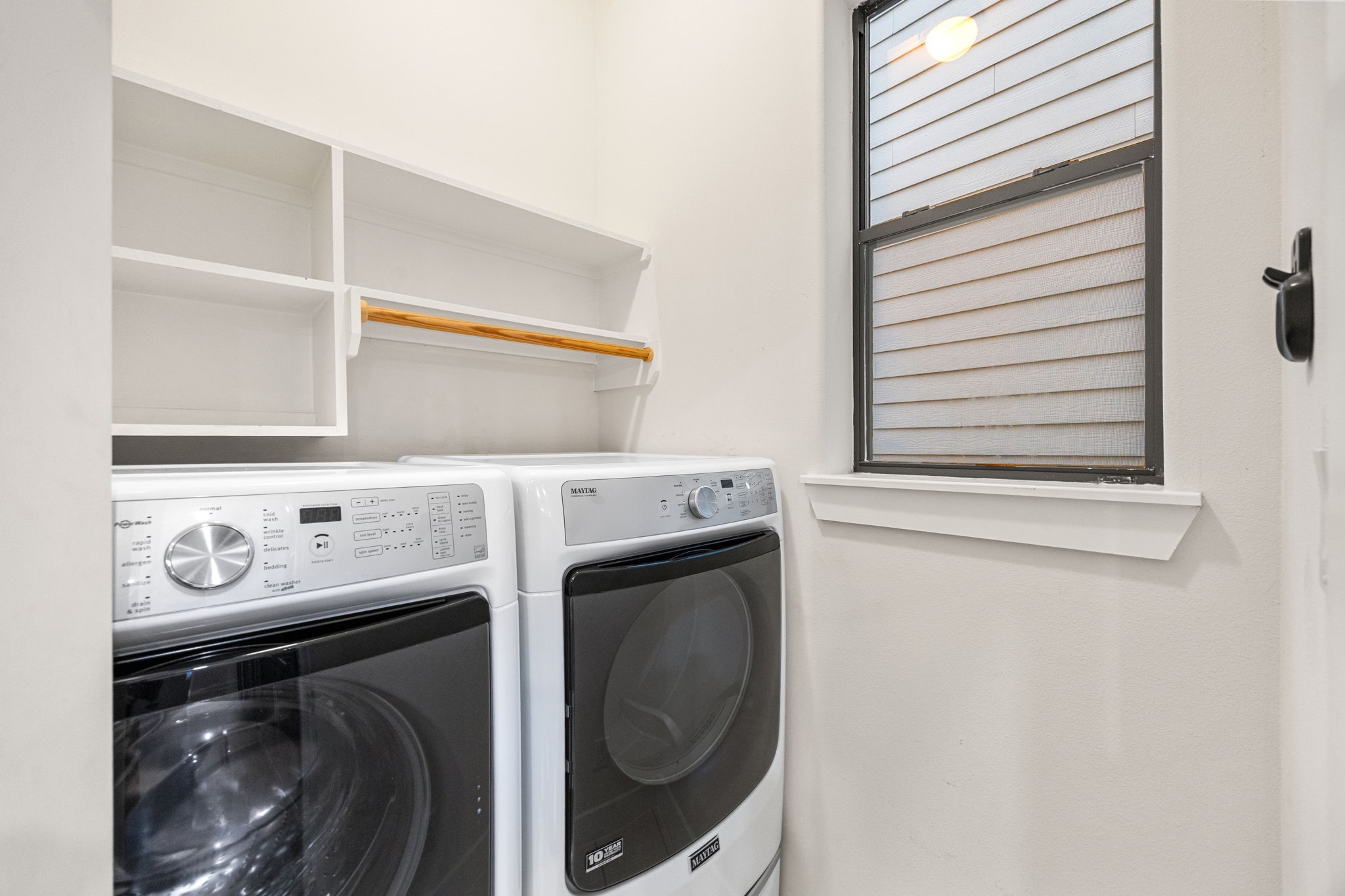 2005 Hickory Street Houston, TX 77007 - Photo 28 of 29 a utility room with dryer and washer