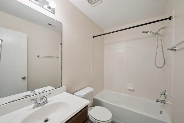 $2,150 | 3129 Sun Terrace Lane, Dickinson, TX 77539