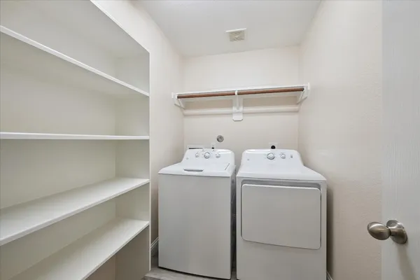$2,150 | 3129 Sun Terrace Lane, Dickinson, TX 77539