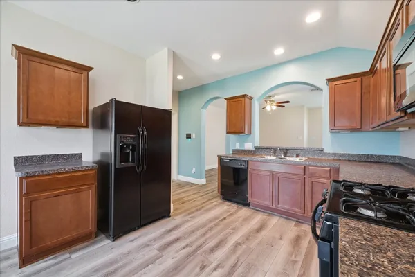 $2,150 | 3129 Sun Terrace Lane, Dickinson, TX 77539