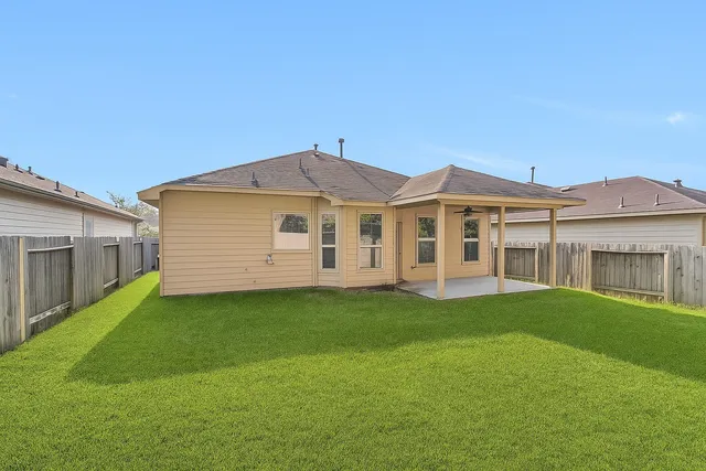 a view of a yard in front of house